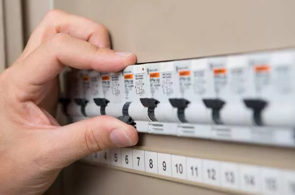 Comment fixer un tableau modulaire sur du placo ?, Orthez, SAPHORES ELECTRICITE